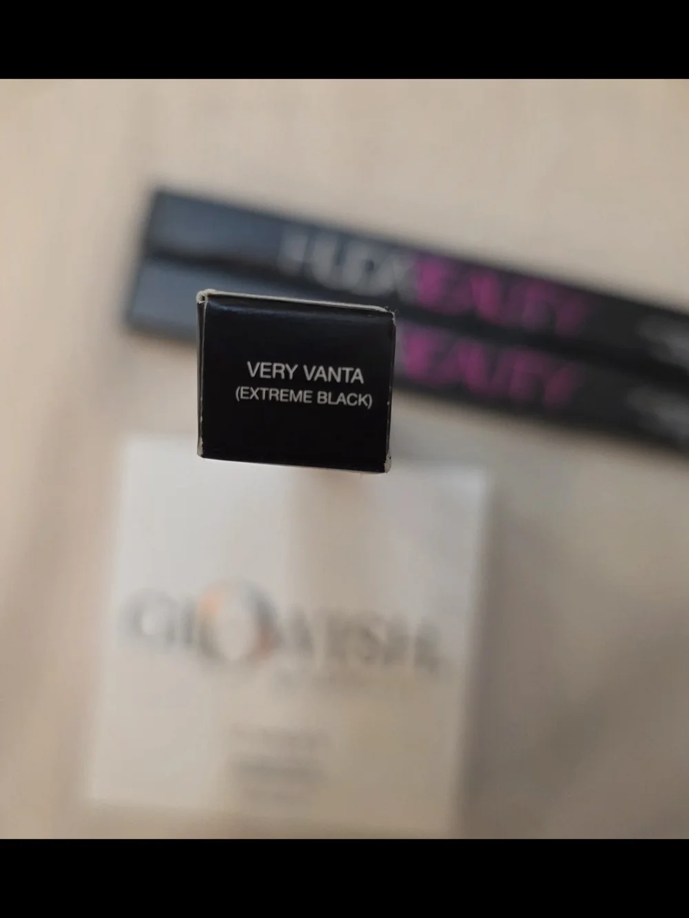 HUDA BEAUTY Glowish Luminous Pressed Powder & Black Life Liner Set